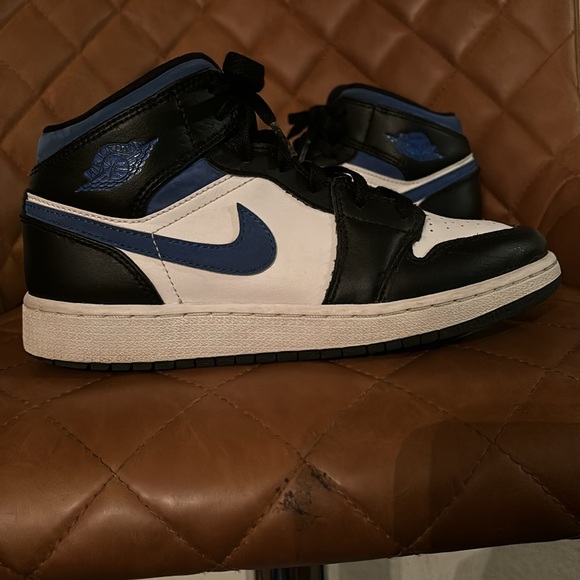 Jordan 1s size 5y, smoke free home. Great condition 9-10!! - Picture 2 of 5